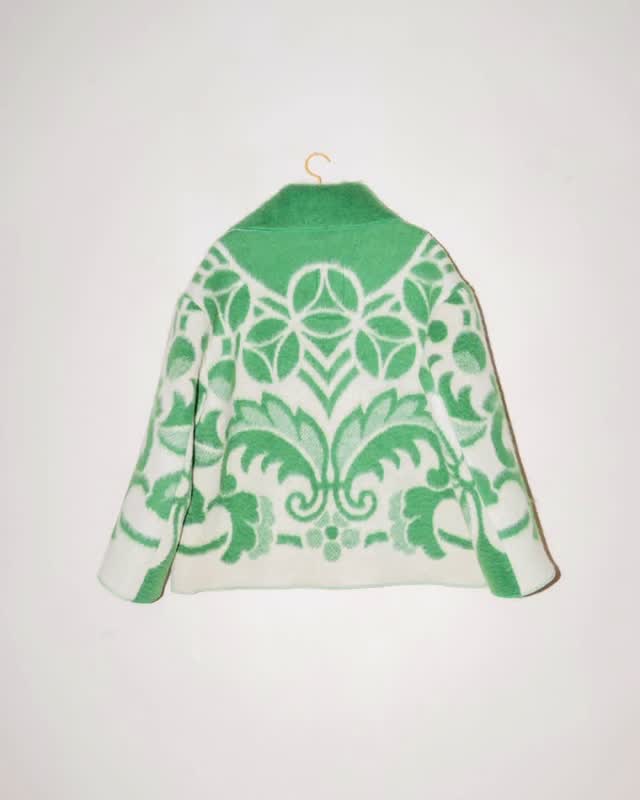 Kurtka — zielony motyw kwiatowy