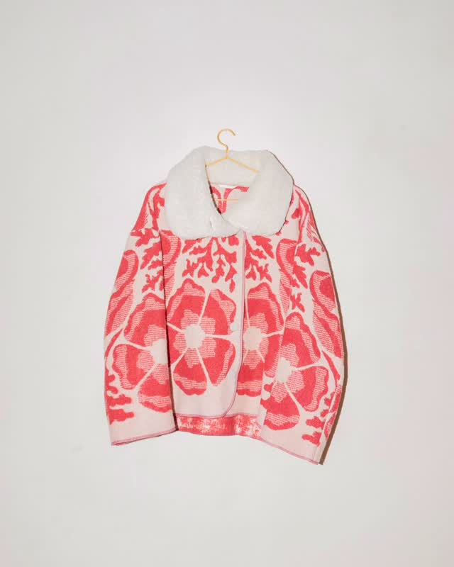 Kurtka — różowy motyw kwiatowy