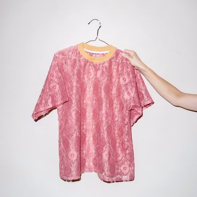 T-shirt oversize — różowa koronka